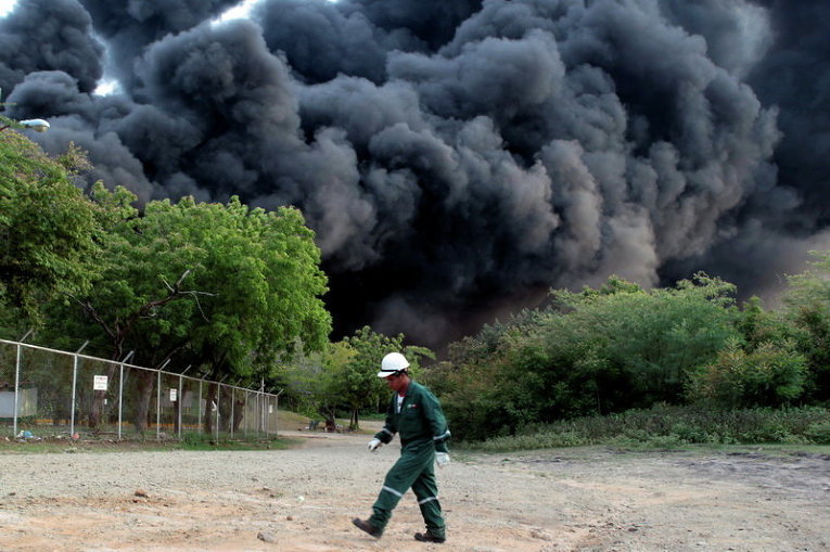 Взрыв, вызванный пожаром в баке для хранения топлива, принадлежащем Puma Energy Company в Пуэрто-Сандино, Леон, Никарагуа