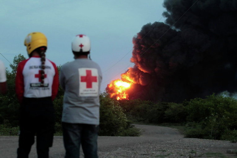 Взрыв, вызванный пожаром в баке для хранения топлива, принадлежащем Puma Energy Company в Пуэрто-Сандино, Леон, Никарагуа
