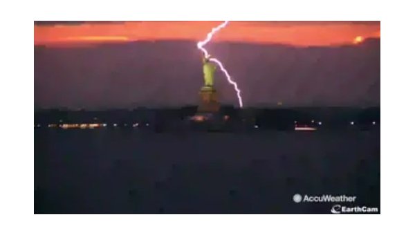 Молния ударила в голову статуи Свободы в Нью-Йорке