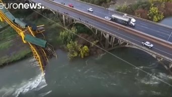 В Чили мост рухнул в реку вместе с поездом