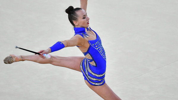 Анна Ризатдинова выполняет упражнения с булавами в индивидуальном многоборье по художественной гимнастике