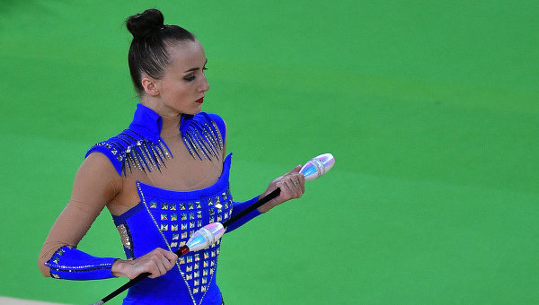 Анна Ризатдинова выполняет упражнения с булавами в индивидуальном многоборье по художественной гимнастике