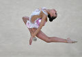 Маргарита Мамун выполняет упражнения с мячом в индивидуальном многоборье по художественной гимнастике