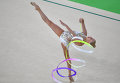 Яна Кудрявцева выполняет упражнения с лентой в индивидуальном многоборье по художественной гимнастике