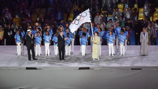 Мэр Рио-де-Жанейро Эдуардо Паес, президент Международного олимпийского комитета (МОК) Томас Бах и губернатор Токио Юрико Коикэ (слева направо) во время церемонии закрытия XXXI летних Олимпийских игр.