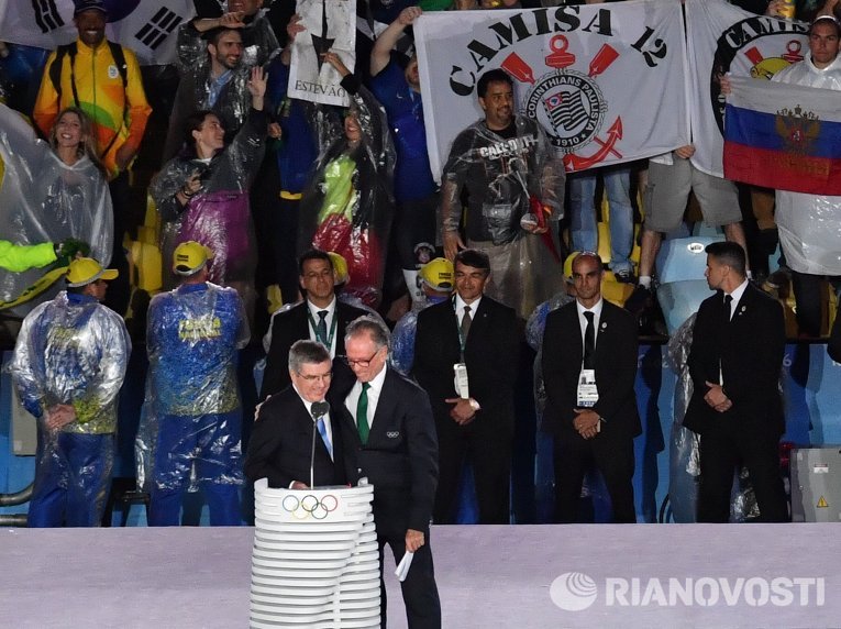 Руководитель Олимпийского комитета Бразилии Карлос Нузман (справа) и президент Международного олимпийского комитета (МОК) Томас Бах во время церемонии закрытия XXXI летних Олимпийских игр
