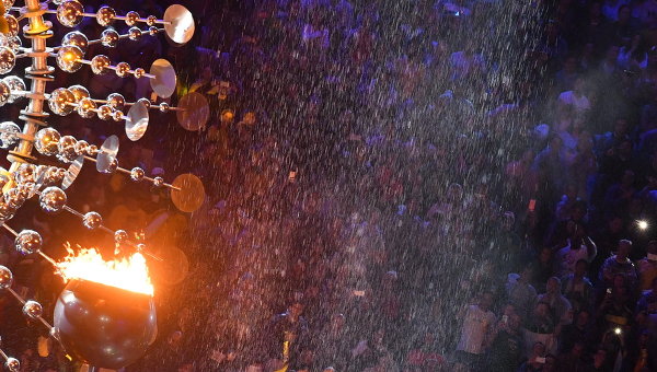 Чаша Олимпийского огня на церемонии закрытия XXXI летних Олимпийских игр