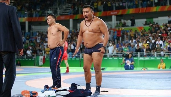 Монгольский тренер разделся на ОИ из-за протеста