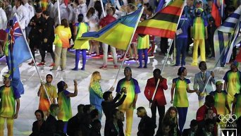 Бронзовый призер Олимпиады Ольга Харлан со знаменем Украины на церемонии закрытия Игр