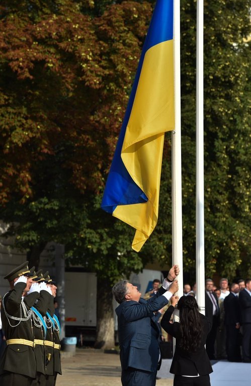 Петр Порошенко и Мария Рыбак во время церемонии торжественного поднятия Государственного флага