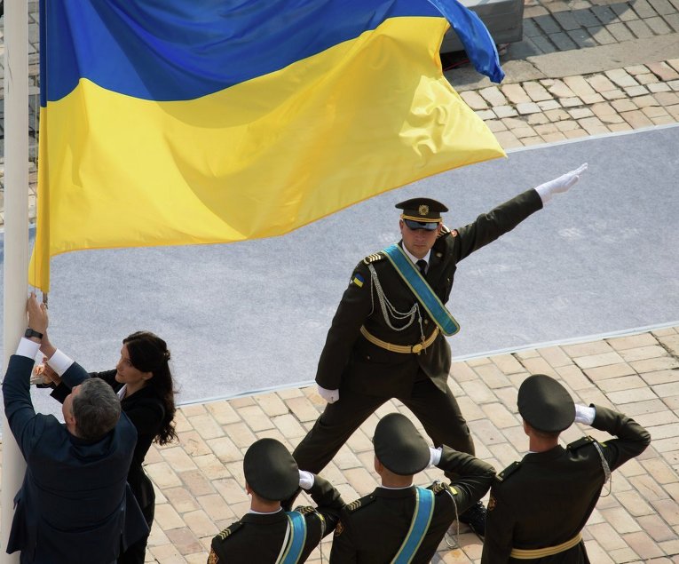 Петр Порошенко во время церемонии торжественного поднятия Государственного флага
