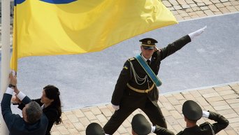 Петр Порошенко во время церемонии торжественного поднятия Государственного флага