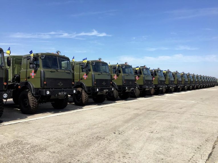 Порошенко в Чугуеве передал армии более 140 единиц военной техники