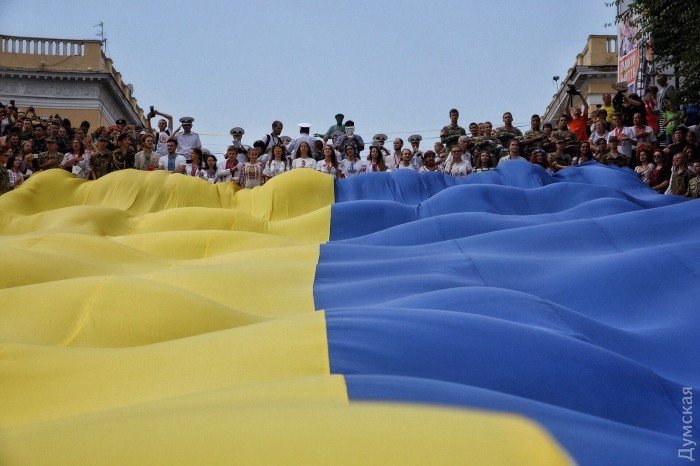 В Одессе на Потемкинской лестнице развернули 25-метровый флаг Украины
