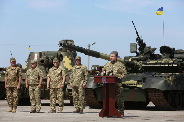 Президент Петр Порошенко во вторник передал армии 141 единицу военной техники. Церемония передачи сертификатов на вооружение состоялась в Чугуеве, Харьковская область.
