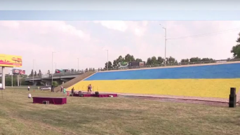 В Борисполе выложили огромный государственный флаг из камня