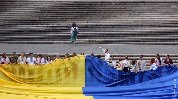 В Одессе на Потемкинской лестнице развернули 25-метровый флаг Украины