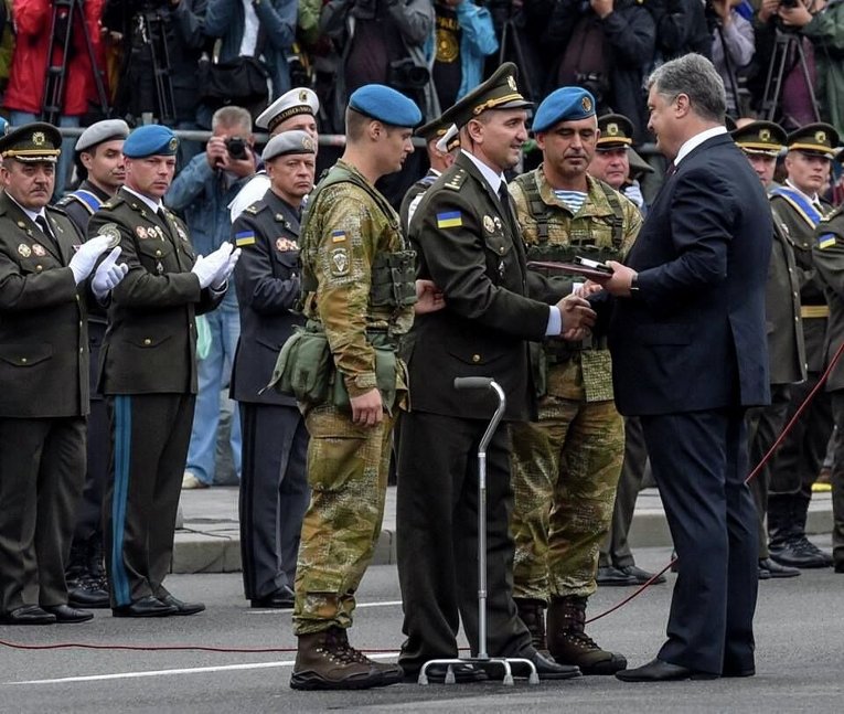 Петр Порошенко и военные на параде в Киеве 24 августа 2016 года