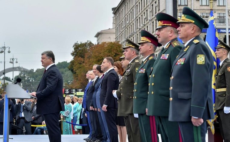 Петр Порошенко и высокопоставленные лица на параде в Киеве 24 августа 2016 года