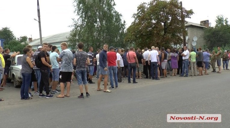 Люди окружили Кривоозерскую прокуратуру, требуя встречи с руководством