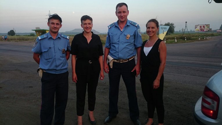 Надежда Савченко и ее сестра Вера с полицейскими