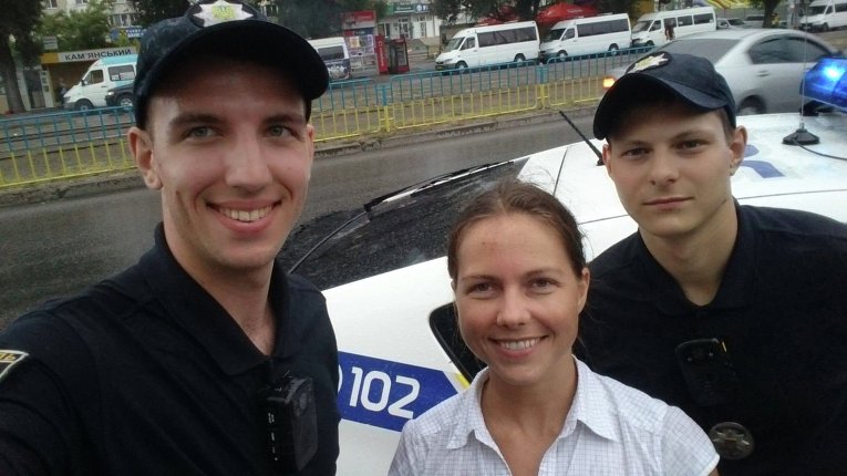 Вера Савченко с полицейскими