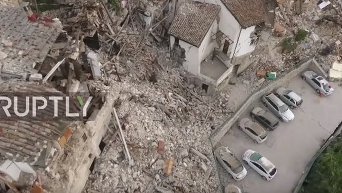 Разрушенный землетрясением итальянский город засняли с беспилотника. Видео
