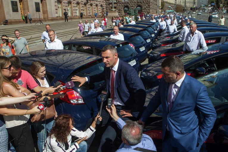 Виталий Кличко передал 100 новых автомобилей Ford Fiesta для столичных медиков