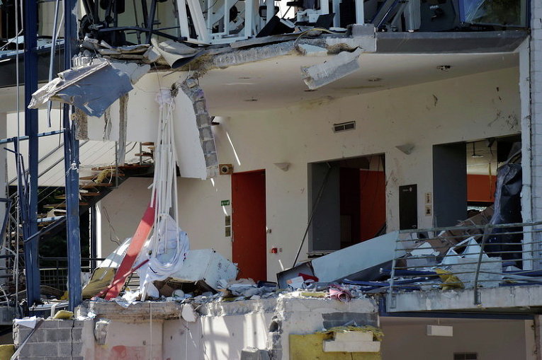 Частично разрушенный спортивный центр после взрыва в Шиме, на юге Бельгии