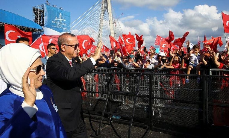 Тайип Эрдоган на открытии моста султана Явуза Селима через Босфор в Стамбуле