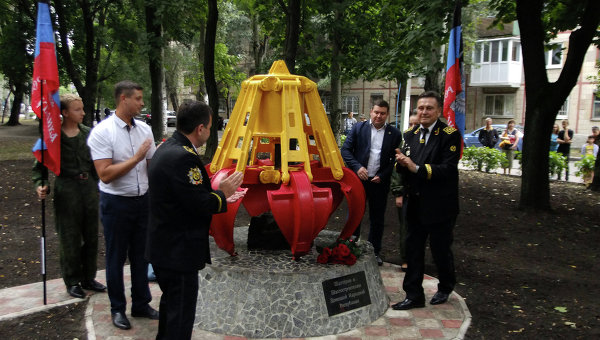 Открытие памятного знака шахтерам в Донецке