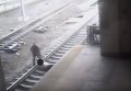 Полицейский в Нью-Джерси спас самоубийцу из-под колес поезда. Видео