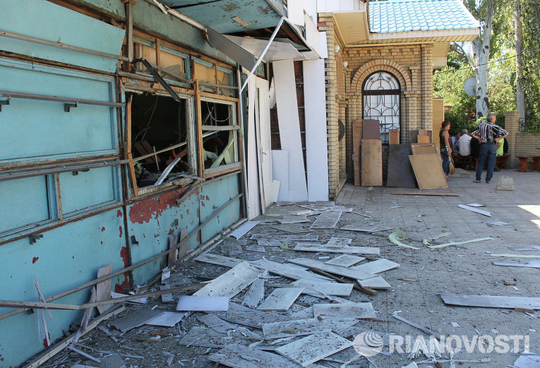 Последствия обстрела поселка Октябрьский в Донецкой области