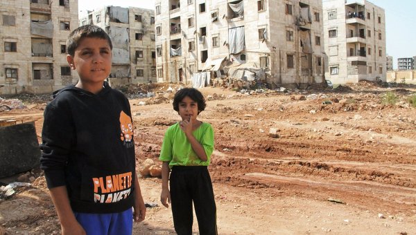 Дети беженцев в районе квартала 1070 на юго-западе сирийского города Алеппо