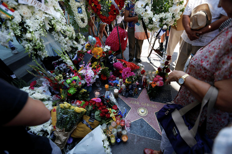 Звезда на Аллее Славы в Голливуде мексиканского певца и композитора Хуана Габриэля, который скончался в Калифорнии на 67-м году жизни. Он умер от сердечного приступа в своем доме в Санта-Монике.