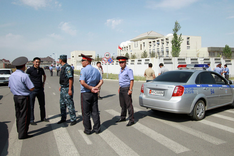 Мощный взрыв прогремел у здания китайского посольства в Бишкеке, Киргизия: один человек погиб, три охранника дипмиссии получили ранения.