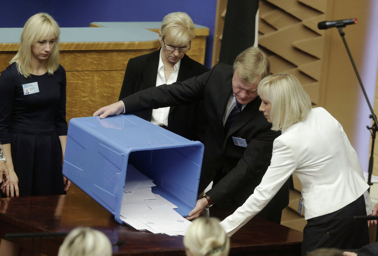 Члены избирательной комиссии открывают избирательные урны во втором туре президентских выборов, Эстония
