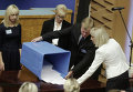 Члены избирательной комиссии открывают избирательные урны во втором туре президентских выборов, Эстония