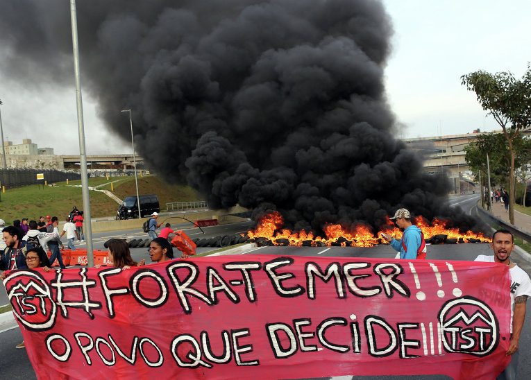 В Бразилии продолжаются протесты против президента страны Дилмы Руоссефф