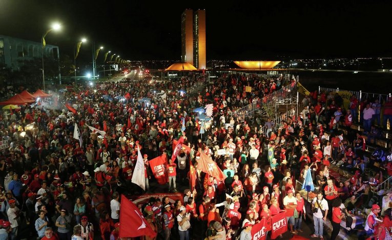 Манифестации против импичмента Роуссефф в Бразилии