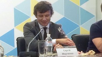 Сергей Марченко в торте на пресс-конференции