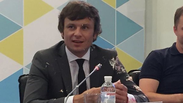 Сергей Марченко в торте на пресс-конференции