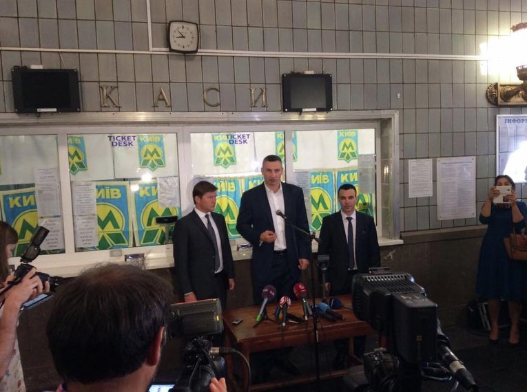 Мэр Киева Виталий Кличко осмотрел станцию столичного метро Вокзальная, которая открывается после капитального ремонта