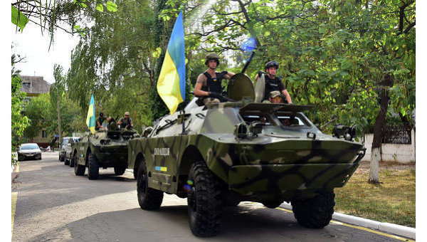 Военные на бронетехнике в Донецкой области