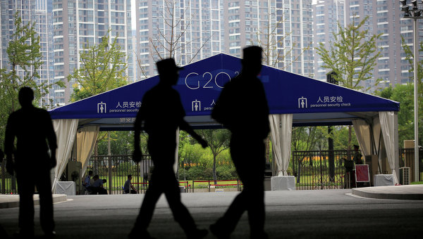Сотрудники службы безопасности патрулируют вход в конференц-центр, в котором будет проходить саммит G20, Китай.