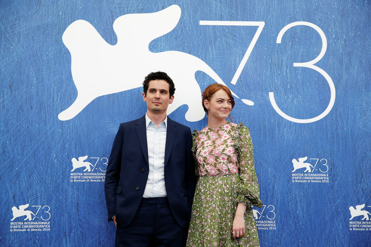 Венецианский кинофестиваль. Кинорежиссёр Дэмьен Шазелл и американская актриса Эмма Стоун.