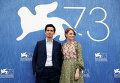 Венецианский кинофестиваль. Кинорежиссёр Дэмьен Шазелл и американская актриса Эмма Стоун.