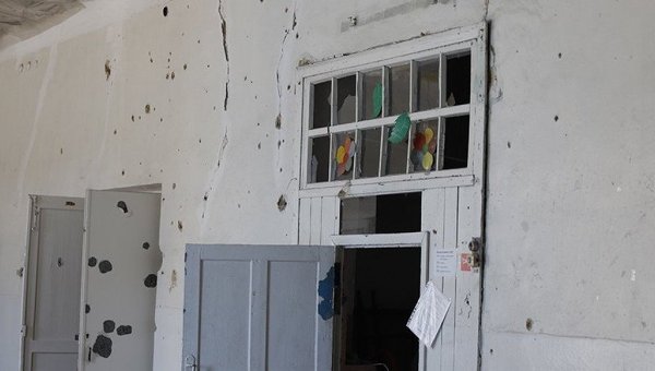 Школа в Донбассе после обстрелов. Архивное фото