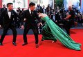 Корейская актриса и режиссер Мун Со-ри упала на красной дорожке на Венецианском кинофестивале