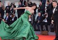 Корейская актриса и режиссер Мун Со-ри упала на красной дорожке на Венецианском кинофестивале